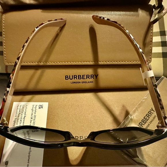 Authentic Burberry Sunglass - Picture 5 of 11